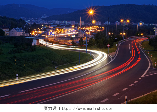 城市的路灯The city with street lighting in the valley at night, the light path headlights of cars